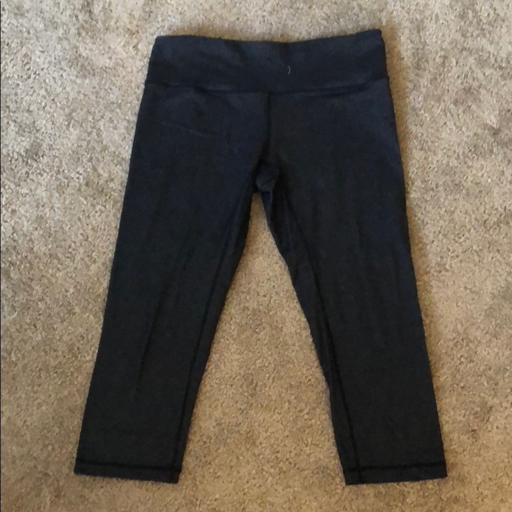 Max Threads ultra soft gray active capris.
